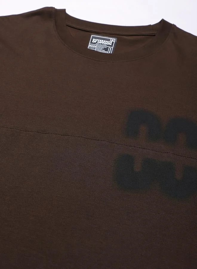 ديفيرينس أوف أوبينيون تيشيرت مطبع بأكمام قصيرة وقصة واسعة للرجال